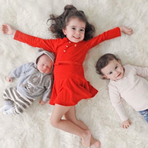 Jade Lagardère : Photo de famille avec ses enfants Liva, Mila et Nolan