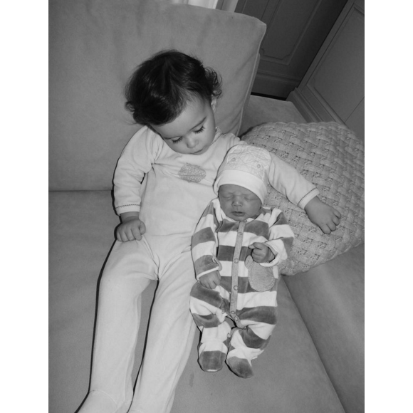 Jade Lagardère : La petite Mila est une parfaite grande soeur pour Nolan, nouveau-né