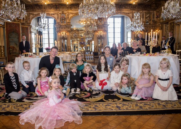 La princesse Madeleine et la princesse Leonore de Suède (en rose au premier plan) ont organisé avec Min Stora Dag, association qui réalise les rêves d'enfants malades, un goûter féerique au palais royal à Stockholm le 22 février 2016.