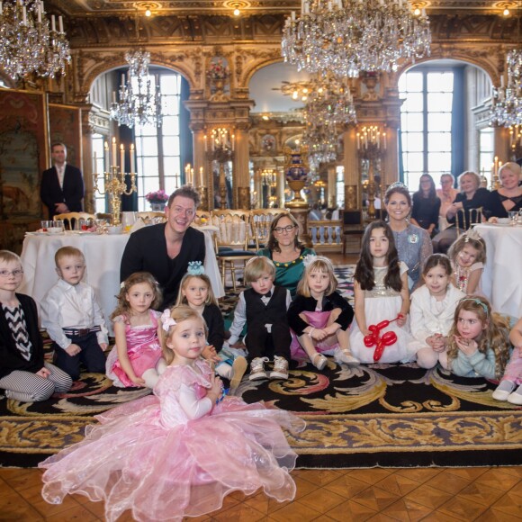 La princesse Madeleine et la princesse Leonore de Suède (en rose au premier plan) ont organisé avec Min Stora Dag, association qui réalise les rêves d'enfants malades, un goûter féerique au palais royal à Stockholm le 22 février 2016.