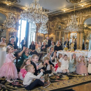 La princesse Madeleine et la princesse Leonore de Suède (en rose, à gauche) ont organisé avec Min Stora Dag, association qui réalise les rêves d'enfants malades, un goûter féerique au palais royal à Stockholm le 22 février 2016. La magicien Tobbe Trollkarl les a émerveillés.