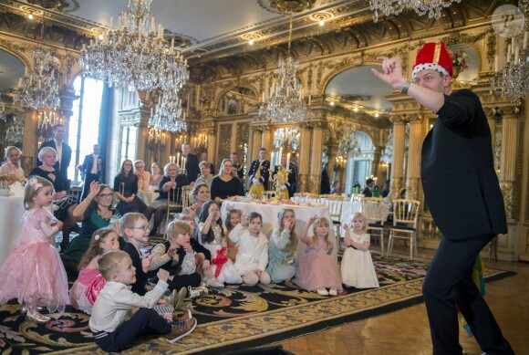 La princesse Madeleine et la princesse Leonore de Suède (en rose, à gauche) ont organisé avec Min Stora Dag, association qui réalise les rêves d'enfants malades, un goûter féerique au palais royal à Stockholm le 22 février 2016. La magicien Tobbe Trollkarl les a émerveillés.