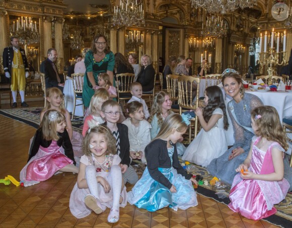 La princesse Madeleine et la princesse Leonore de Suède (au fond) ont organisé avec Min Stora Dag, association qui réalise les rêves d'enfants malades, un goûter féerique au palais royal à Stockholm le 22 février 2016.