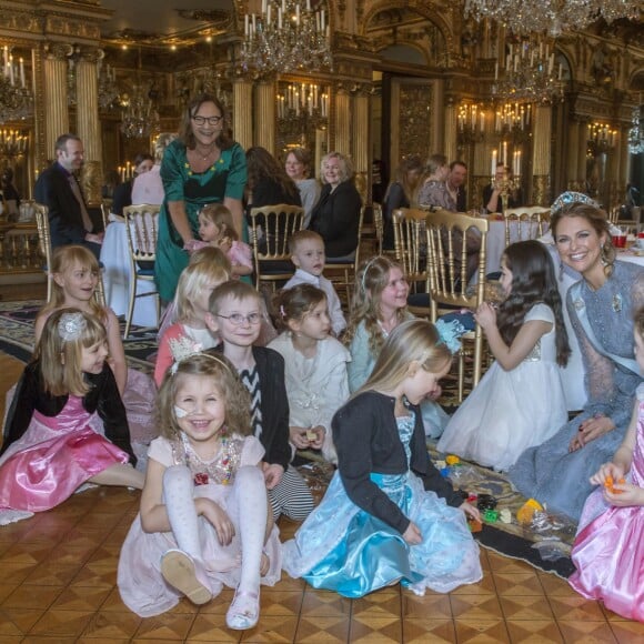 La princesse Madeleine et la princesse Leonore de Suède (au fond) ont organisé avec Min Stora Dag, association qui réalise les rêves d'enfants malades, un goûter féerique au palais royal à Stockholm le 22 février 2016.