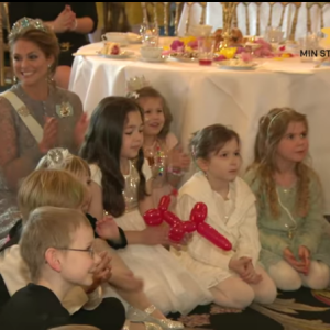 La princesse Madeleine de Suède et sa fille la princesse Leonore, costumée, ont organisé avec Min Stora Dag, association qui réalise les rêves d'enfants malades, un goûter féerique au palais royal à Stockholm le 22 février 2016.