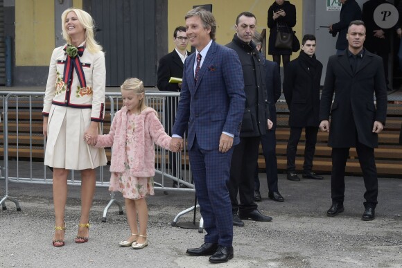 Valeria Mazza, son mari Alejandro Gravier et leur fille Taïna arrivent au Via Valtellina, 7 pour assister au défilé Gucci. Milan, le 24 février 2016.