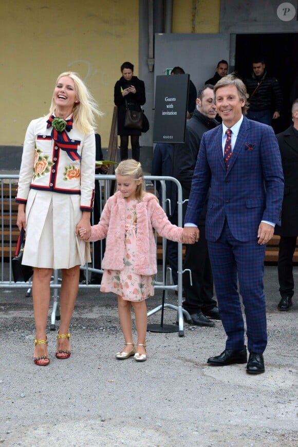 Valeria Mazza, Alejandro Gravier et leur fille Taina arrivent au Via Valtellina, 7 pour assister au défilé Gucci. Milan, le 24 février 2016.