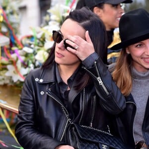 Alizée, en compagnie de la troupe de Danse avec les Stars, lors de la 4e bataille de fleurs dans le cadre du Carnaval de Nice le 24 février 2016. © Bruno Bebert