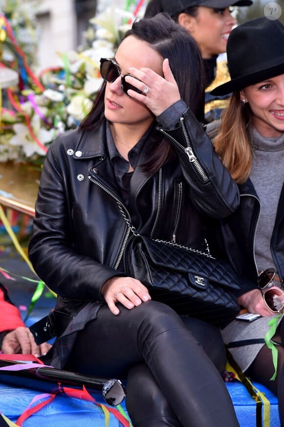 Alizée, en compagnie de la troupe de Danse avec les Stars, lors de la 4e bataille de fleurs dans le cadre du Carnaval de Nice le 24 février 2016. © Bruno Bebert