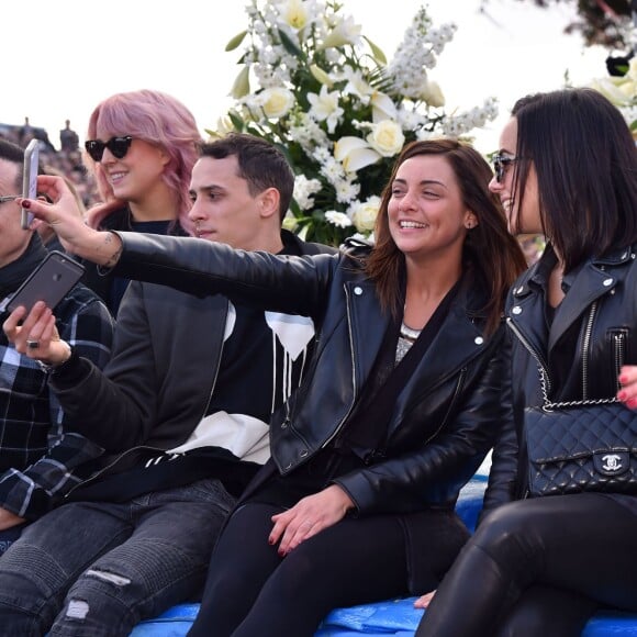 Jaclyn Spencer, Grégoire Lyonnet, Priscilla Betti, Alizée, et Silvia Notargiacomo, en compagnie de la troupe de Danse avec les Stars, lors de la 4e bataille de fleurs dans le cadre du Carnaval de Nice le 24 février 2016. © Bruno Bebert