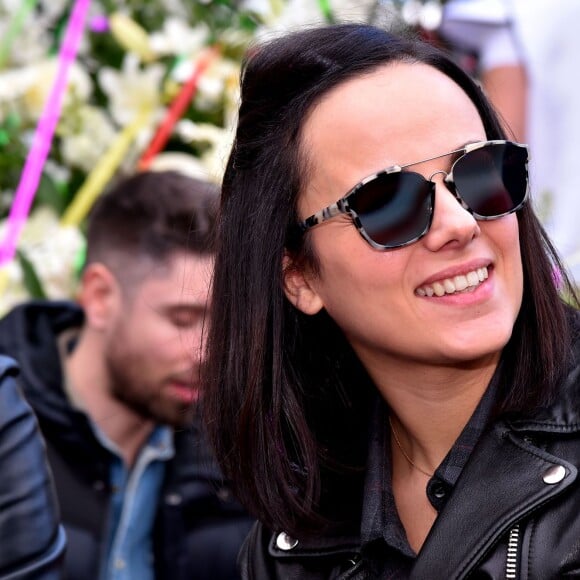 Alizée, en compagnie de la troupe de Danse avec les Stars, lors de la 4e bataille de fleurs dans le cadre du Carnaval de Nice le 24 février 2016. © Bruno Bebert