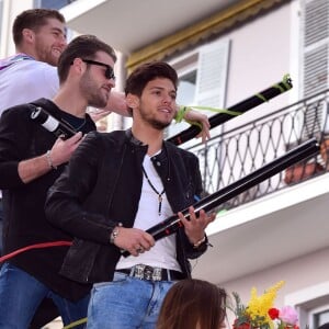 Yann-Alrick Mortreuil et Rayane Bensetti, en compagnie de la troupe de Danse avec les Stars, lors de la 4e bataille de fleurs dans le cadre du Carnaval de Nice le 24 février 2016. © Bruno Bebert