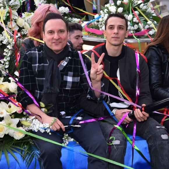 Jean-Marc Généreux et Grégoire Lyonnet, en compagnie de la troupe de Danse avec les Stars, lors de la 4e bataille de fleurs dans le cadre du Carnaval de Nice le 24 février 2016. © Bruno Bebert