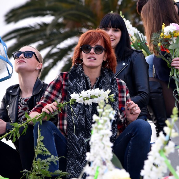 Fauve Hautot, en compagnie de la troupe de Danse avec les Stars, lors de la 4e bataille de fleurs dans le cadre du Carnaval de Nice le 24 février 2016. © Bruno Bebert