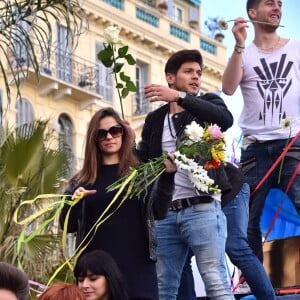 Fauve Hautot, Denitsa Ikonomova et Rayane Bensetti, en compagnie de la troupe de Danse avec les Stars, lors de la 4e bataille de fleurs dans le cadre du Carnaval de Nice le 24 février 2016. © Bruno Bebert