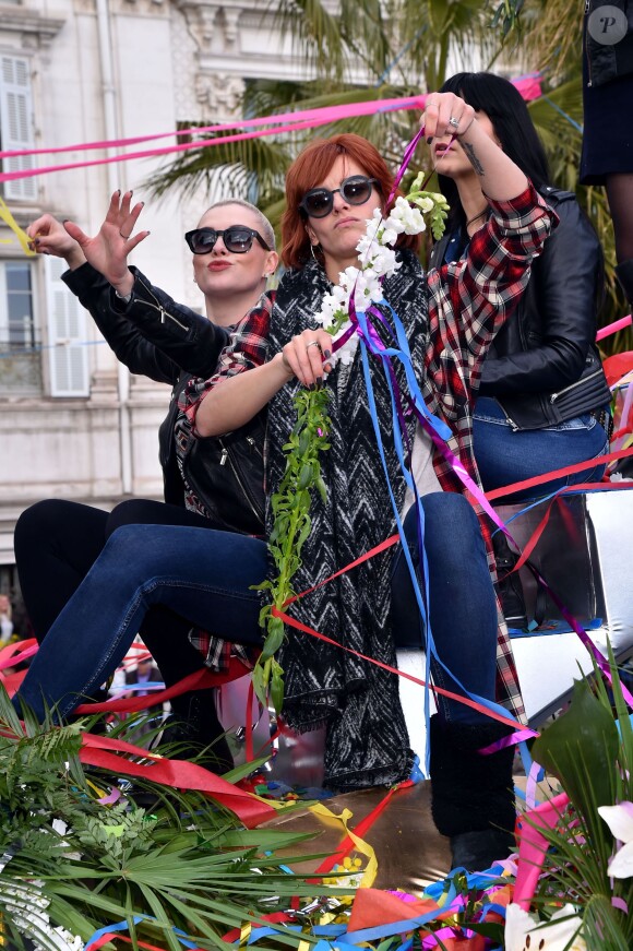 Fauve Hautot, en compagnie de la troupe de Danse avec les Stars, lors de la 4e bataille de fleurs dans le cadre du Carnaval de Nice le 24 février 2016. © Bruno Bebert