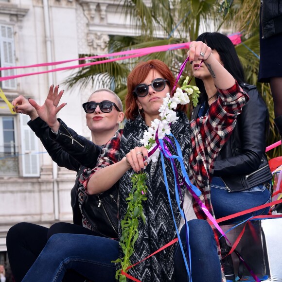 Fauve Hautot, en compagnie de la troupe de Danse avec les Stars, lors de la 4e bataille de fleurs dans le cadre du Carnaval de Nice le 24 février 2016. © Bruno Bebert