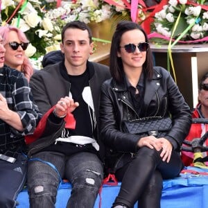 Grégoire Lyonnet et sa compagne Alizée, en compagnie de la troupe de Danse avec les Stars, lors de la 4e bataille de fleurs dans le cadre du Carnaval de Nice le 24 février 2016. © Bruno Bebert