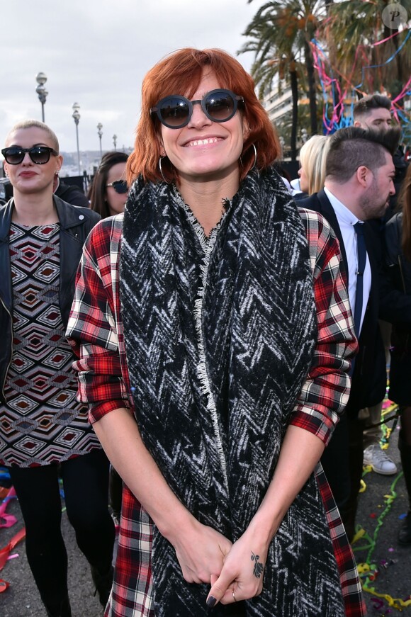 Fauve Hautot, en compagnie de la troupe de Danse avec les Stars, lors de la 4e bataille de fleurs dans le cadre du Carnaval de Nice le 24 février 2016. © Bruno Bebert