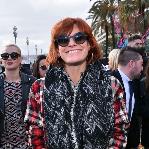 Fauve Hautot, en compagnie de la troupe de Danse avec les Stars, lors de la 4e bataille de fleurs dans le cadre du Carnaval de Nice le 24 février 2016. © Bruno Bebert