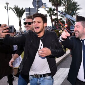 Rayane Bensetti et Chris Marques, en compagnie de la troupe de Danse avec les Stars, lors de la 4e bataille de fleurs dans le cadre du Carnaval de Nice le 24 février 2016. © Bruno Bebert