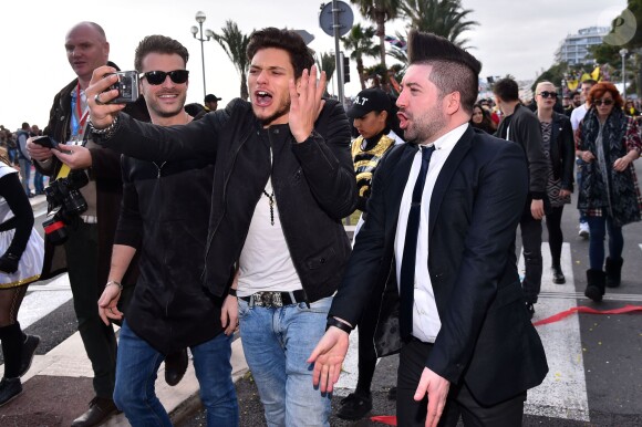 Rayane Bensetti et Chris Marques, en compagnie de la troupe de Danse avec les Stars, lors de la 4e bataille de fleurs dans le cadre du Carnaval de Nice le 24 février 2016. © Bruno Bebert