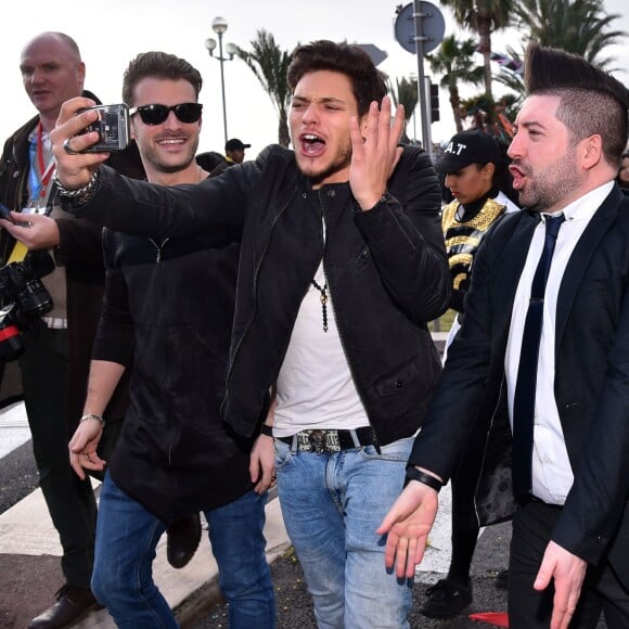 Rayane Bensetti et Chris Marques, en compagnie de la troupe de Danse avec les Stars, lors de la 4e bataille de fleurs dans le cadre du Carnaval de Nice le 24 février 2016. © Bruno Bebert