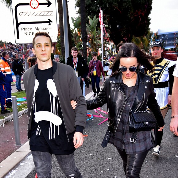 Alizée et son compagnon Grégoire Lyonnet, en compagnie de la troupe de Danse avec les Stars, lors de la 4e bataille de fleurs dans le cadre du Carnaval de Nice le 24 février 2016. © Bruno Bebert
