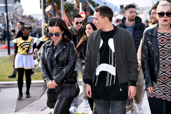 Alizée et son compagnon Grégoire Lyonnet, en compagnie de la troupe de Danse avec les Stars, lors de la 4e bataille de fleurs dans le cadre du Carnaval de Nice le 24 février 2016. © Bruno Bebert