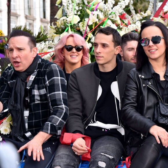 Jean-Marc Généreux, Jaclyn Spencer, Grégoire Lyonnet et sa compagne Alizée, en compagnie de la troupe de Danse avec les Stars, lors de la 4e bataille de fleurs dans le cadre du Carnaval de Nice le 24 février 2016. © Bruno Bebert