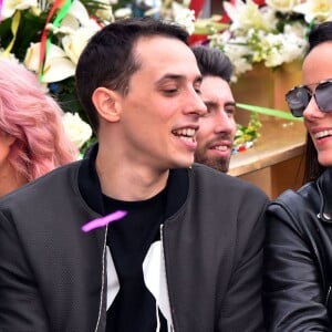 Grégoire Lyonnet et sa compagne Alizée, en compagnie de la troupe de Danse avec les Stars, lors de la 4e bataille de fleurs dans le cadre du Carnaval de Nice le 24 février 2016. © Bruno Bebert