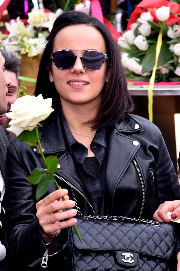 Alizée, en compagnie de la troupe de Danse avec les Stars, lors de la 4e bataille de fleurs dans le cadre du Carnaval de Nice le 24 février 2016. © Bruno Bebert