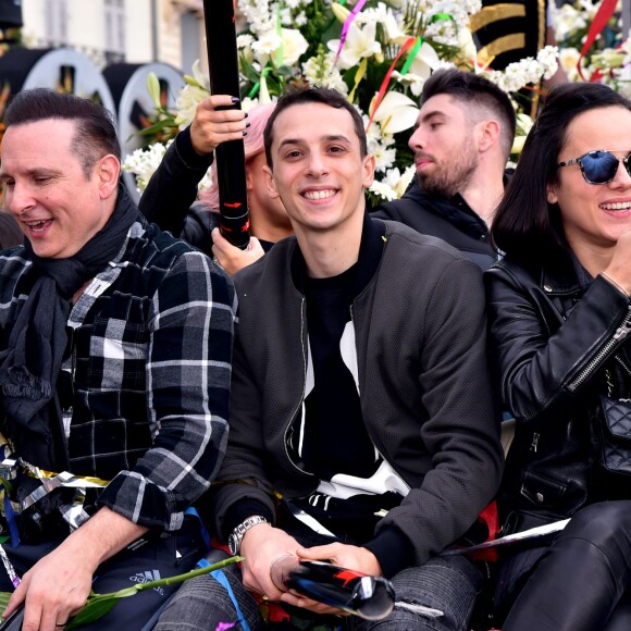 Jean-Marc Généreux, Grégoire Lyonnet et sa compagne Alizée, en compagnie de la troupe de Danse avec les Stars, lors de la 4e bataille de fleurs dans le cadre du Carnaval de Nice le 24 février 2016. © Bruno Bebert