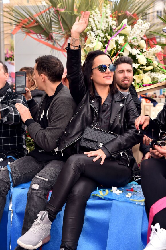 Grégoire Lyonnet et sa compagne Alizée, en compagnie de la troupe de Danse avec les Stars, lors de la 4e bataille de fleurs dans le cadre du Carnaval de Nice le 24 février 2016. © Bruno Bebert
