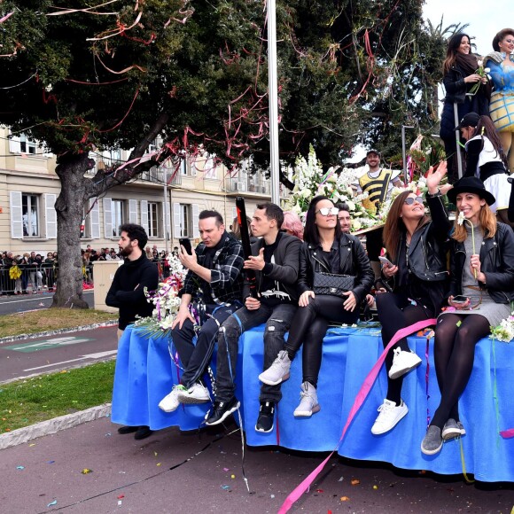 Fabienne Carat, Jean-Marc Généreux, Grégoire Lyonnet et sa compagne Alizée, Priscilla Betti et Silvia Notargiacomo, en compagnie de la troupe de Danse avec les Stars, lors de la 4e bataille de fleurs dans le cadre du Carnaval de Nice le 24 février 2016. © Bruno Bebert