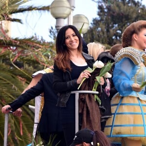 Fabienne Carat, en compagnie de la troupe de Danse avec les Stars, lors de la 4e bataille de fleurs dans le cadre du Carnaval de Nice le 24 février 2016. © Bruno Bebert