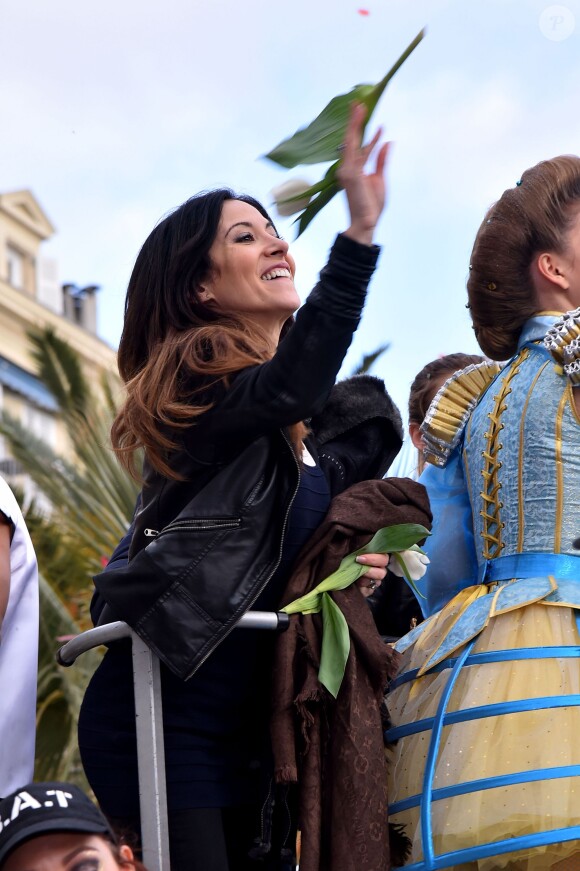 Fabienne Carat, en compagnie de la troupe de Danse avec les Stars, lors de la 4e bataille de fleurs dans le cadre du Carnaval de Nice le 24 février 2016. © Bruno Bebert