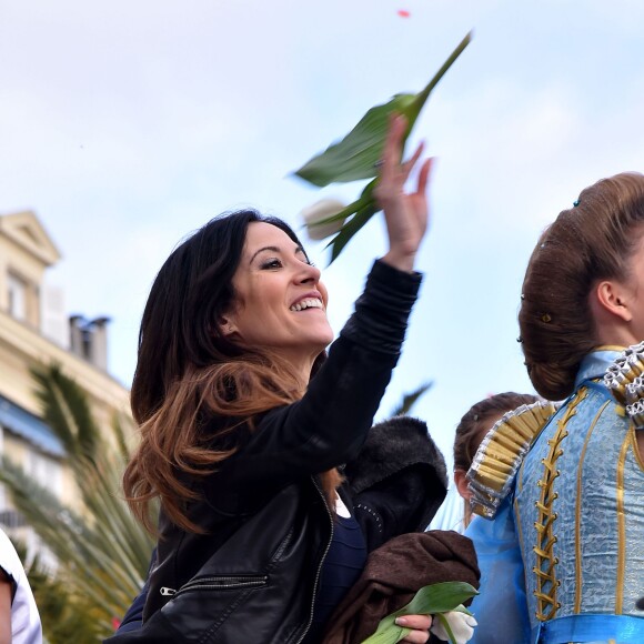 Fabienne Carat, en compagnie de la troupe de Danse avec les Stars, lors de la 4e bataille de fleurs dans le cadre du Carnaval de Nice le 24 février 2016. © Bruno Bebert