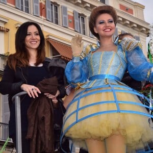 Fabienne Carat, en compagnie de la troupe de Danse avec les Stars, lors de la 4e bataille de fleurs dans le cadre du Carnaval de Nice le 24 février 2016. © Bruno Bebert