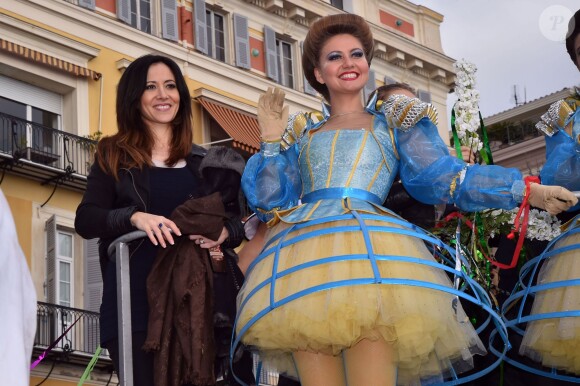 Fabienne Carat, en compagnie de la troupe de Danse avec les Stars, lors de la 4e bataille de fleurs dans le cadre du Carnaval de Nice le 24 février 2016. © Bruno Bebert