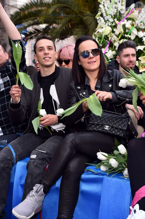 Grégoire Lyonnet et sa compagne Alizée, en compagnie de la troupe de Danse avec les Stars, lors de la 4e bataille de fleurs dans le cadre du Carnaval de Nice le 24 février 2016. © Bruno Bebert