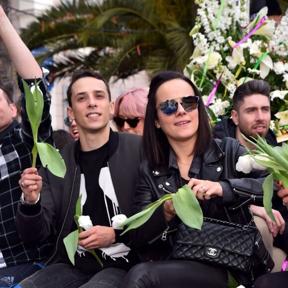 Grégoire Lyonnet et sa compagne Alizée, en compagnie de la troupe de Danse avec les Stars, lors de la 4e bataille de fleurs dans le cadre du Carnaval de Nice le 24 février 2016. © Bruno Bebert