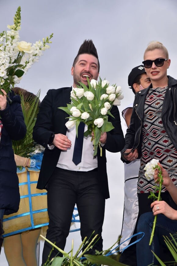 Chris Marques, en compagnie de la troupe de Danse avec les Stars, lors de la 4e bataille de fleurs dans le cadre du Carnaval de Nice le 24 février 2016. © Bruno Bebert