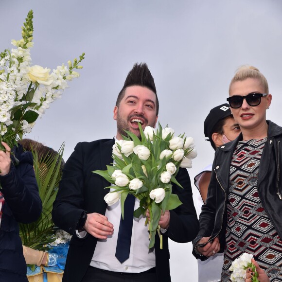 Chris Marques, en compagnie de la troupe de Danse avec les Stars, lors de la 4e bataille de fleurs dans le cadre du Carnaval de Nice le 24 février 2016. © Bruno Bebert