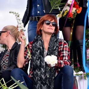 Fauve Hautot, en compagnie de la troupe de Danse avec les Stars, lors de la 4e bataille de fleurs dans le cadre du Carnaval de Nice le 24 février 2016. © Bruno Bebert