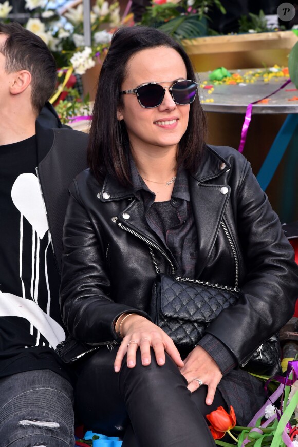 Alizée, en compagnie de la troupe de Danse avec les Stars, lors de la 4e bataille de fleurs dans le cadre du Carnaval de Nice le 24 février 2016. © Bruno Bebert