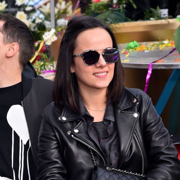 Alizée, en compagnie de la troupe de Danse avec les Stars, lors de la 4e bataille de fleurs dans le cadre du Carnaval de Nice le 24 février 2016. © Bruno Bebert