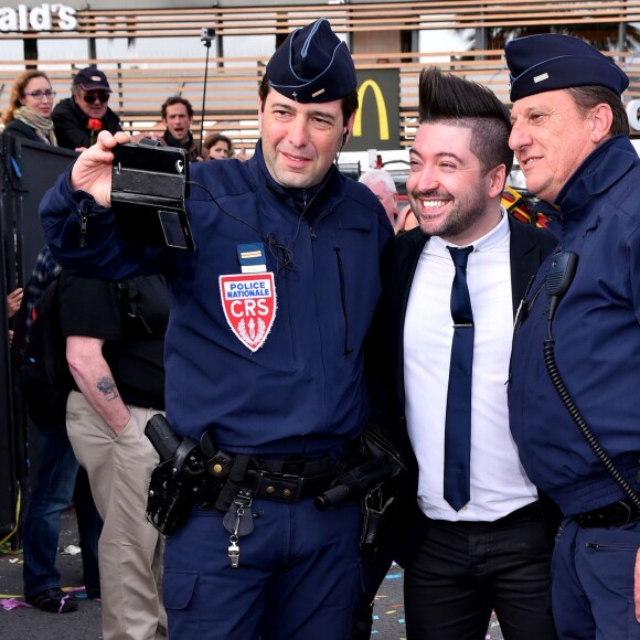 Chris Marques pose avec des CRS, en compagnie de la troupe de Danse avec les Stars, lors de la 4e bataille de fleurs dans le cadre du Carnaval de Nice le 24 février 2016. © Bruno Bebert