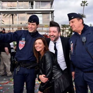 Priscilla Betti et Chris Marques posent avec des CRS, en compagnie de la troupe de Danse avec les Stars, lors de la 4e bataille de fleurs dans le cadre du Carnaval de Nice le 24 février 2016. © Bruno Bebert