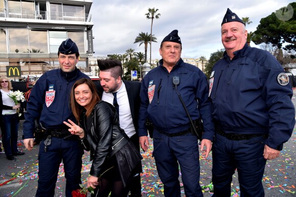 Priscilla Betti et Chris Marques posent avec des CRS, en compagnie de la troupe de Danse avec les Stars, lors de la 4e bataille de fleurs dans le cadre du Carnaval de Nice le 24 février 2016. © Bruno Bebert